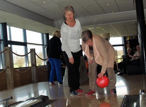 Joke (links) en Kitty tijdens de laatste bowlingmiddag van het seizoen