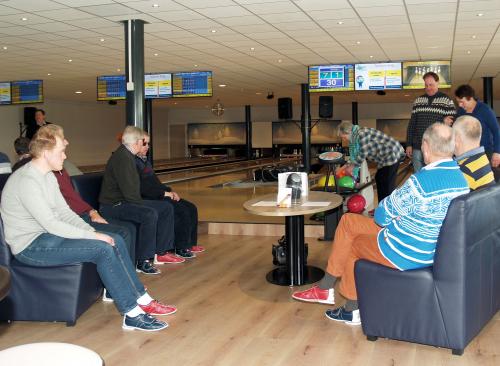 Een overzicht van de bowlingzaal van Bowling De Thoolse Brug