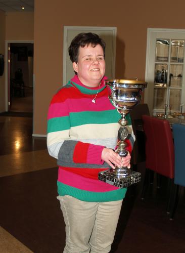 Esmeralda toont trots de Toon Bosters wisselbokaal als overall winnaar van het bowlingseizoen 2015-2016