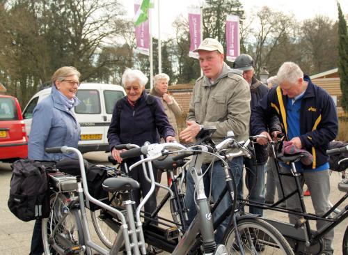 Vlnr: Truus, Lenie, Gretha, Mark, Ger en Herman