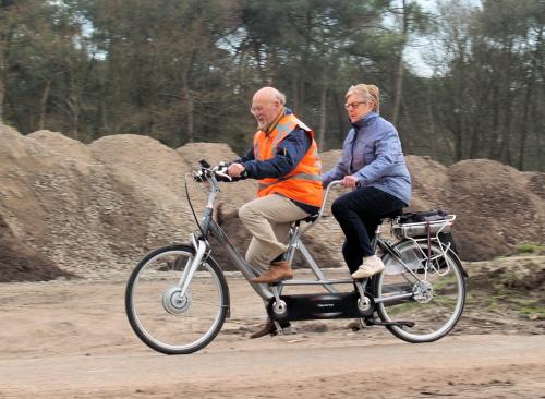 Pieter met Truus op de tandem