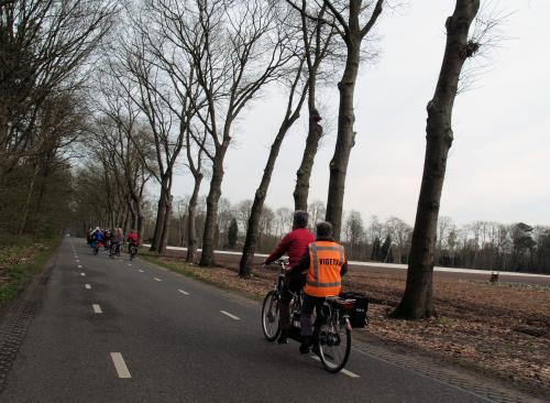 Joke met Kitty hebben een goed overzicht van de delnemers. Rijden een beetje achter de groep om te kijken of er geen achteropkomend verkeer is