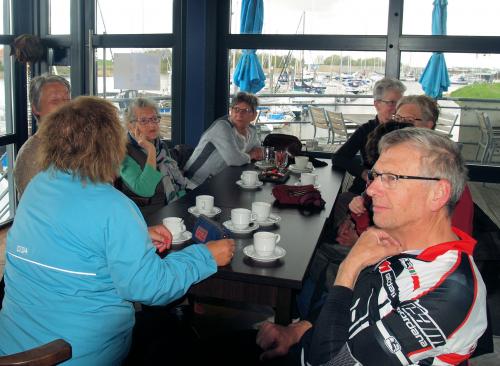 Enkele deelnemers aan de koffie voor aanvang van de tocht