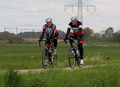 Enkele mensen van de Spartaan gaan voor tijdens de tandemtocht vanuit Putte