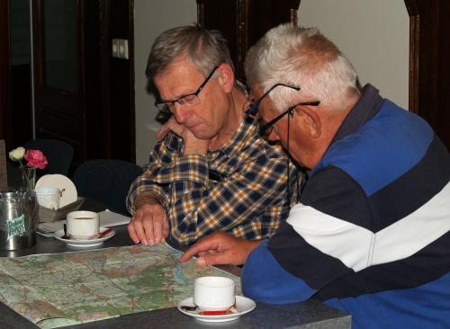 Johan en Piet zijn al bezig met de tochten voor de midweekvakantie. Even op de kaart kijken welke mogelijkheden er zijn