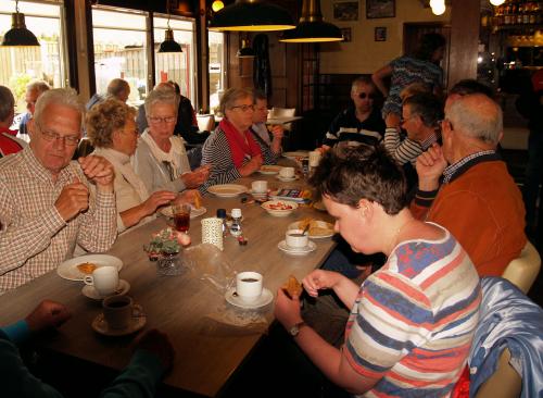 Genieten van koffie met een appelflap geschonken door de familie Sonneveld