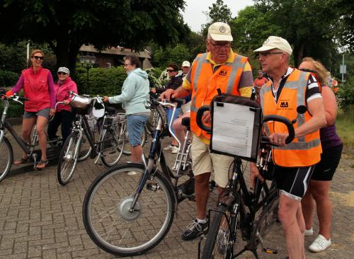 Rechts op de foto overleggen Piet en Johan over het vervolg van de tocht na de koffiestop. Links staat Marleen met Toos,Anneke, en Marina met Sam te wachten tot ze verder kunnen