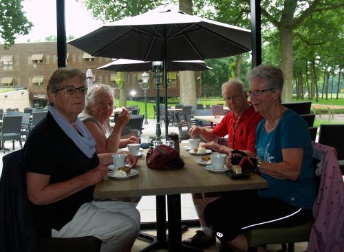 Truus, Jaantje, Piet en Angeline aan de koffie met appelgebak tijdens de koffiestop bij Bosrestaurant Overberg