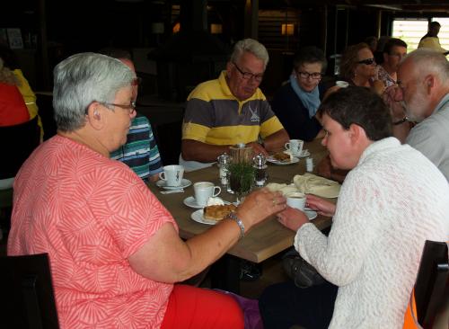 Even genieten van koffie met gebak tijdens een van de tochten tjdens de midweek