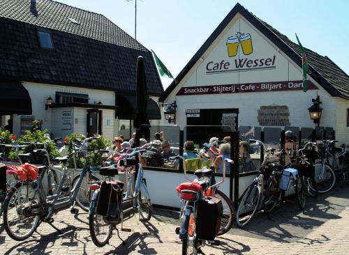 Tijd voor een lekker bakje koffie bij cafe Wessel in Kootwijkerbroek