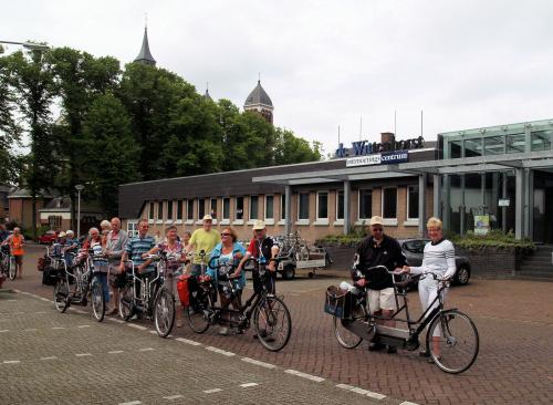 Even poseren voor De Wittenhorst zodat Piet een mooie foto kan leveren aan het dorpshuis om te laten meedraaien in het scherm van activiteiten in of vanuit De Wittenhorst