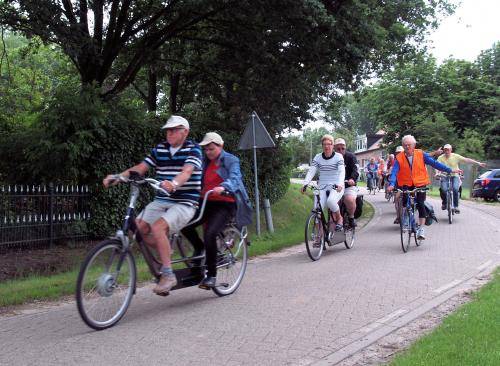 Te zie aan de uitgestoken handen gaan we hier vanaf De Kijkuit linksaf naar de vrouwenpolderweg