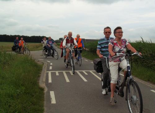 Corry fiets deze tocht met Jac. Daarachter rijdt Joep met Jaantje, Geert, Leo met Leanne en Pieter met Ger