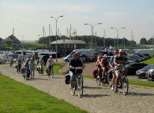 Direct vanuit het vertrek klimmen zou men in de Tour de France zeggen. Ook bij vertrek van het Koggeschip in Tholen direct klimmen, over kinderkopjes nog wel