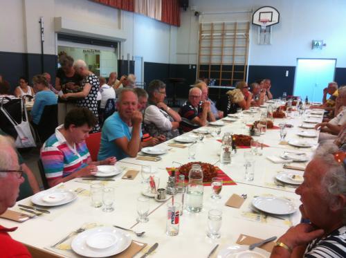 Enkele deelnemers tijdens het diner. De slaatjes hebben gesmaakt