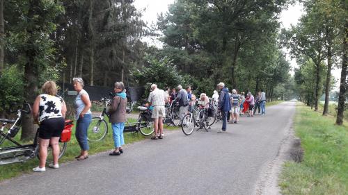 Vudb-stop tijdens het ochtenddeel van de tocht. Toen kon het nog zonder regenpak