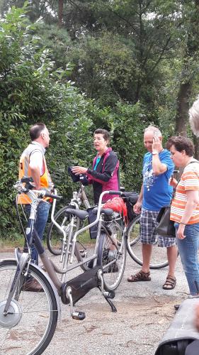 Twee ''topfietsers!!!?'' in gesprek. Johan slaat zijn hand aan zijn hoofd en weet niet wat hij hier allemaal hoort. Rechts staat Esmeralda