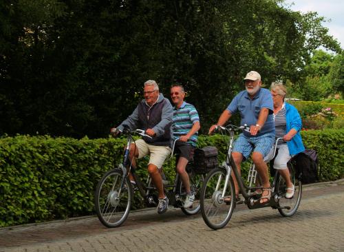 Piet met Jac links, en Jan met Truus tijdens de speciale tocht