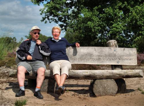 Eric en Elly rusten even uit op, gezien de tekst, een herdenkingsbankje. De tekst die erop staat is ''Met jou vertrouwen in ons kon je loslaten''