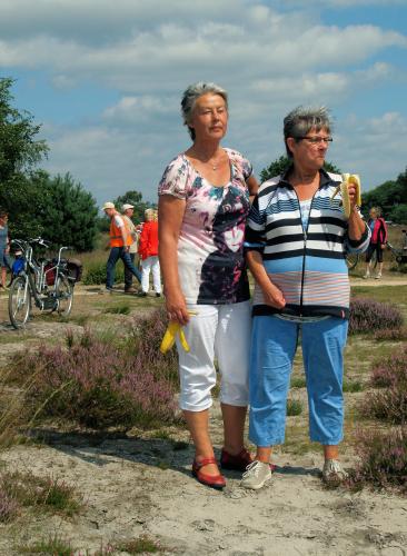 Joke, links en Kitty genieten van de natuur en een lekker banaantje