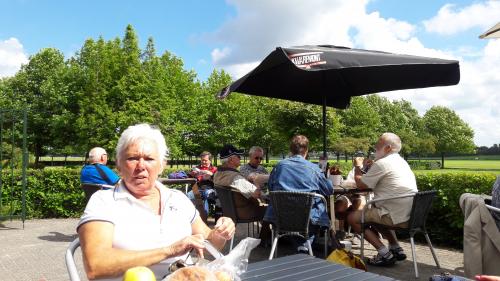 Lunch op het terras van De Walkant. links op de voorgrond Marie Josee