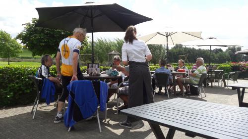 Enkele deelnemers tijdens de lunch