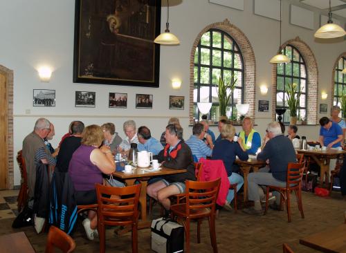 Mooi begin van de dag. Koffie met warme appelflap in het klooster bij de paters op Meersel Dreef