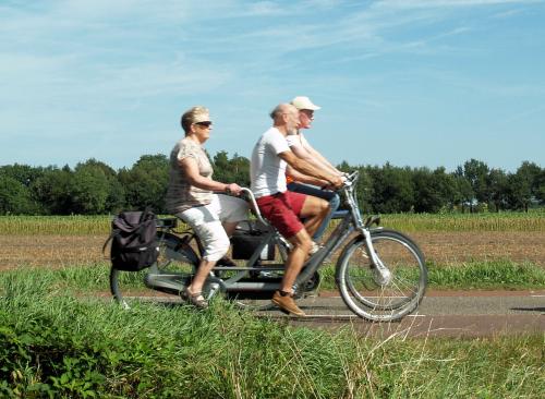 Pieter met Truus met daarachter Marc