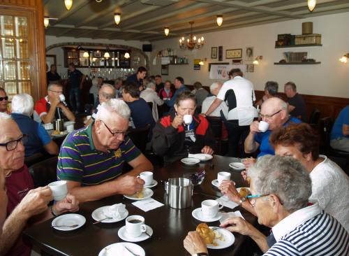 Voor aanvang was er voor iedereen koffie of thee met appelgebak