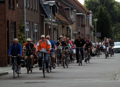 Bijna een het einde van de tocht. De deelnemers met rechtsvoor Marc die deze dag weer goed werk heeft geleverd 