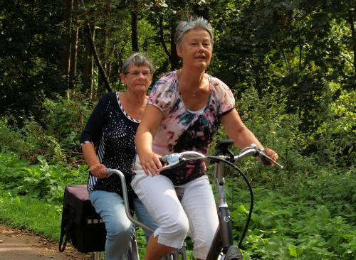 Joke met Kitty op de tandem tijdens de Jan Jaspers memorial vanuit Wouw