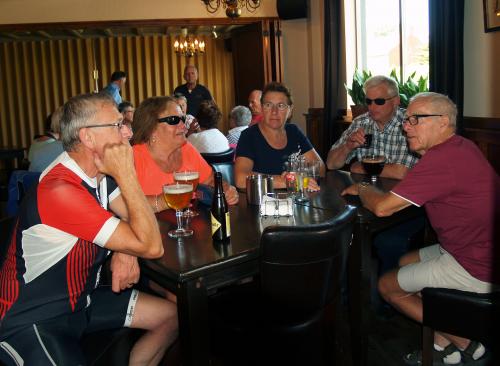 Na afloop is het tijd voor een welverdiend drankje. Als verrassing kwamen er ook nog lekkere hapjes langs. Vlnr Johan, Ria, Maria, Frans en Rimus