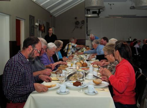 De deelnemers genieten van de lekkere koffietafel