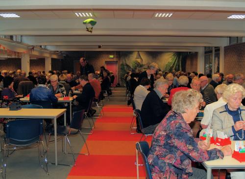 Een overzicht van de zaal met deelnemers aan de Bridgedrive