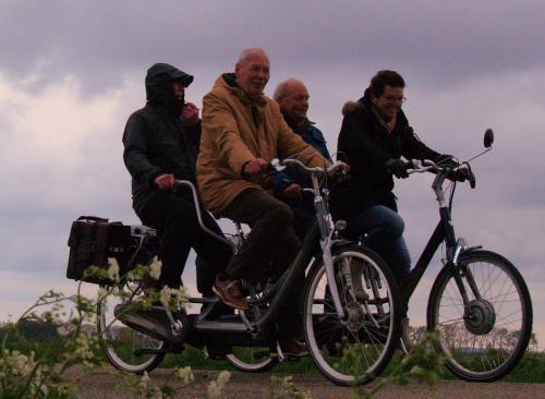 Gerard met Piere en Marina met Sam op de tandem