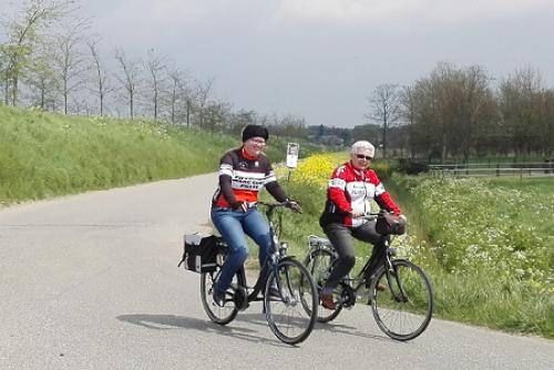 Deze twee dames van de Spartaan rijden achter het Vigetapeloton