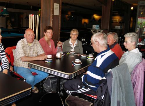 Vlnr: Sam, Marina, Truus, Eric (op de rug gezien) Jaantje en Angeline aan de koffie voor aanvang van de tocht vanuit Roosendaal