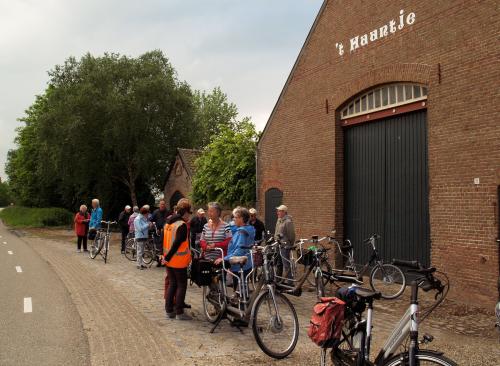 De deelnemers tijdens de vudb-stop bij de boerderij 't Haantje aan de brugweg nabij Kruisland