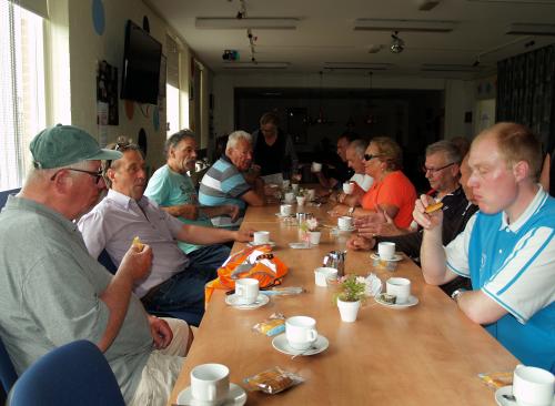 Voor aanvang van de tocht van Jaantje en Joep was er koffie of thee met een lekkere koek