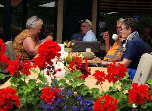 Ook Jaaantje, Rinus, Piet en Anneke genieten van koffie in Achterveld