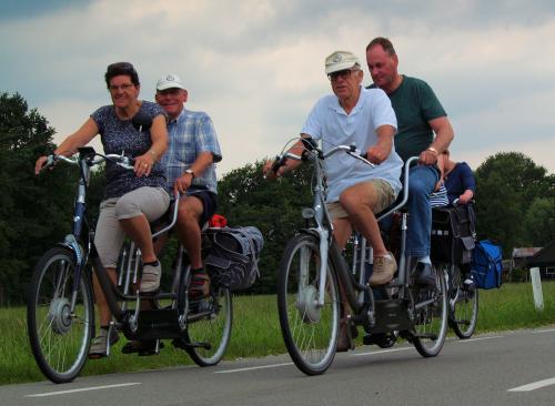 Marina met Sam en Rinus met Ger op de tandem