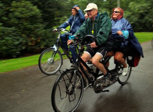 Johan en Ria mogen ook genieten van een natte tocht. Ik heb gelukkig een korte broek aan zei Ria. Die korte broek is veel eerder droog, maar dan moet het eerst nog droog worden natuurlijk