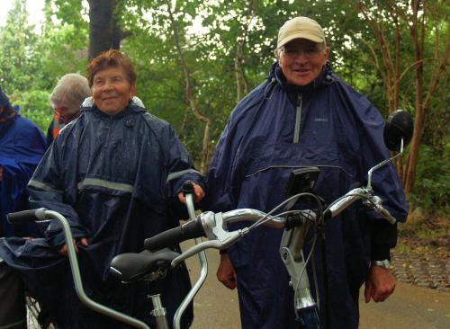 Addie (links) en Rinus Schrauwen helemaal verregend tijdens de vouwen uit de broek stop op het fietspas langs De Zoom