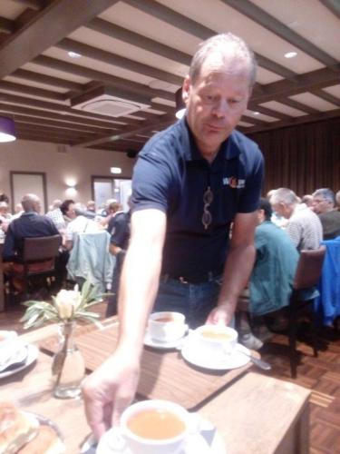 Jac van Meer, van de Stichting Wouw Doet, geconcentreerd bij het uitserveren van de soep tijdens de lunch