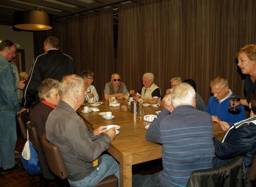 Ook onze zeeuwse vrienden van Stichting Ons Zeeland laten zich de koffie met appelgebak goed smaken