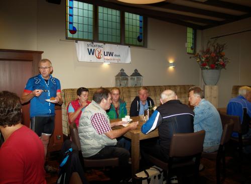 Onder het spandoek van Wouw Doet aan de koffie voor vertrek van de tocht. Als het druk is smaakt ook staand het appelgebak lekker