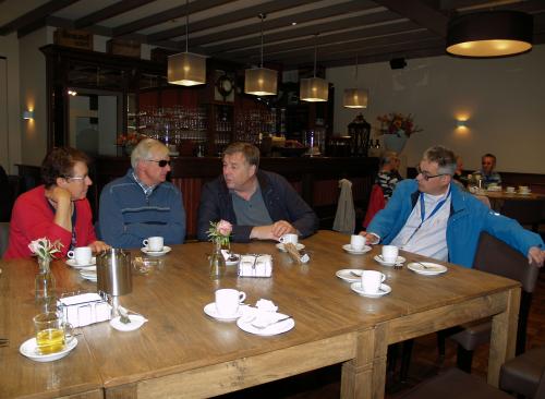 Vlnr: Marja, Frans in gesprek met Frits Pirard en Richard vertegenwoordigers van een van de hoofdsponsors