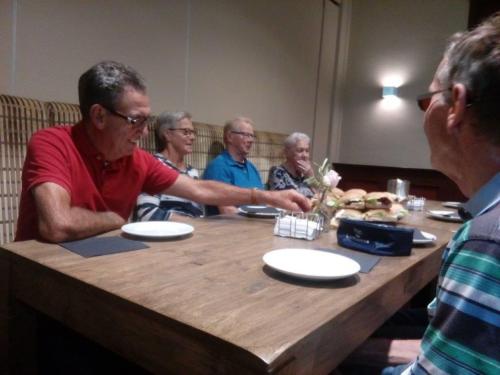 Vlnr: Piet Otto, Wilma Otto, Piet Brocatus, Jaantje Luijks (Kruisland) en Jac Koolen tijdens de lunchpauze