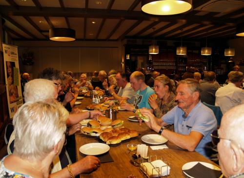 De deelnemers lieten zich de lunch goed smaken