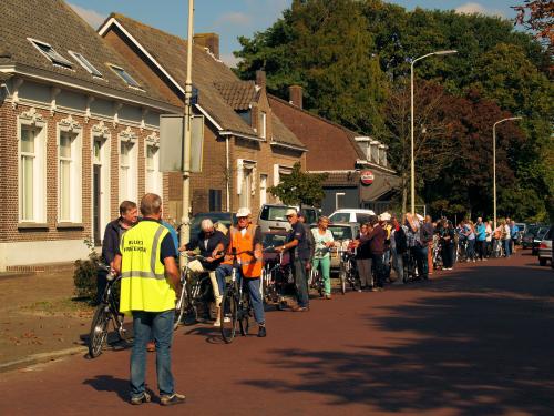 Na de lunch was het weer tijd voor het tweede deel van de tandemtocht. Hier staan de deelnemers klaar voor vertrek